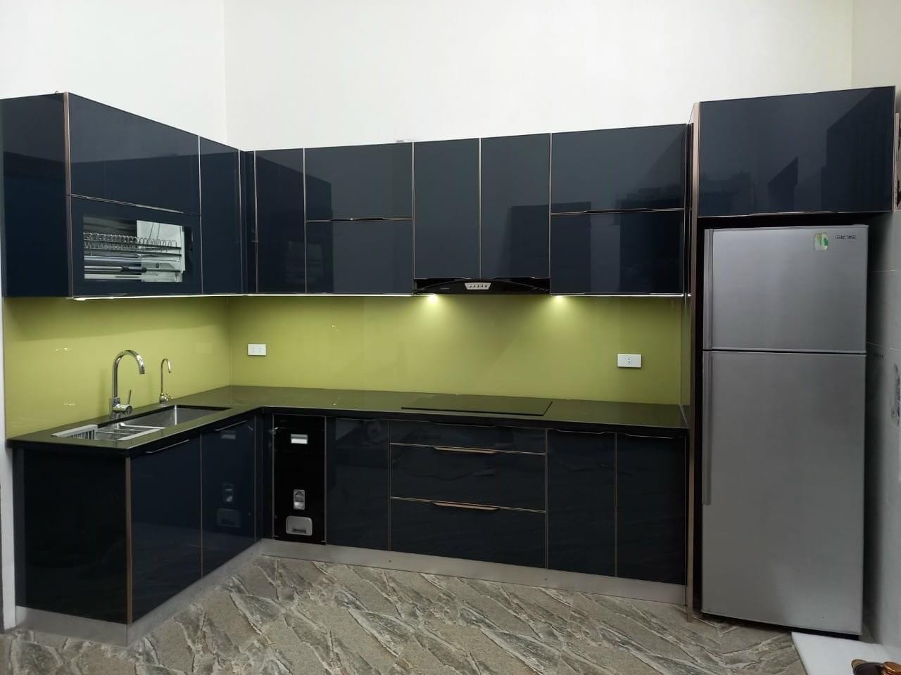 bao gia tu bep inox canh kinh 